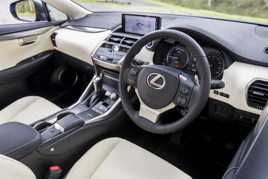 Торпедо Lexus NX300h 2017 года  (AU) (фото 12 из 20)